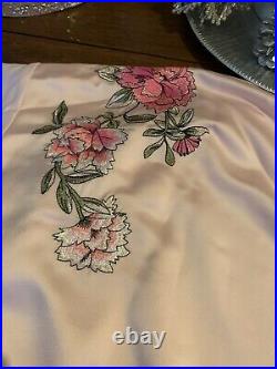 Victoria's Secret SHANGHAI 2017 FASHION SHOW Pink embroidered Robe M Large NWT